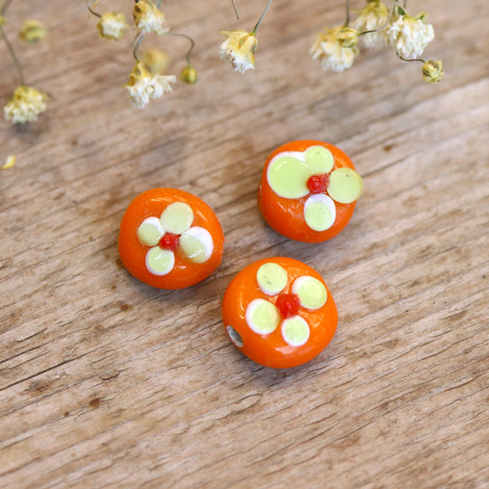 Perle orange - Keramik rund mit gelber Blume