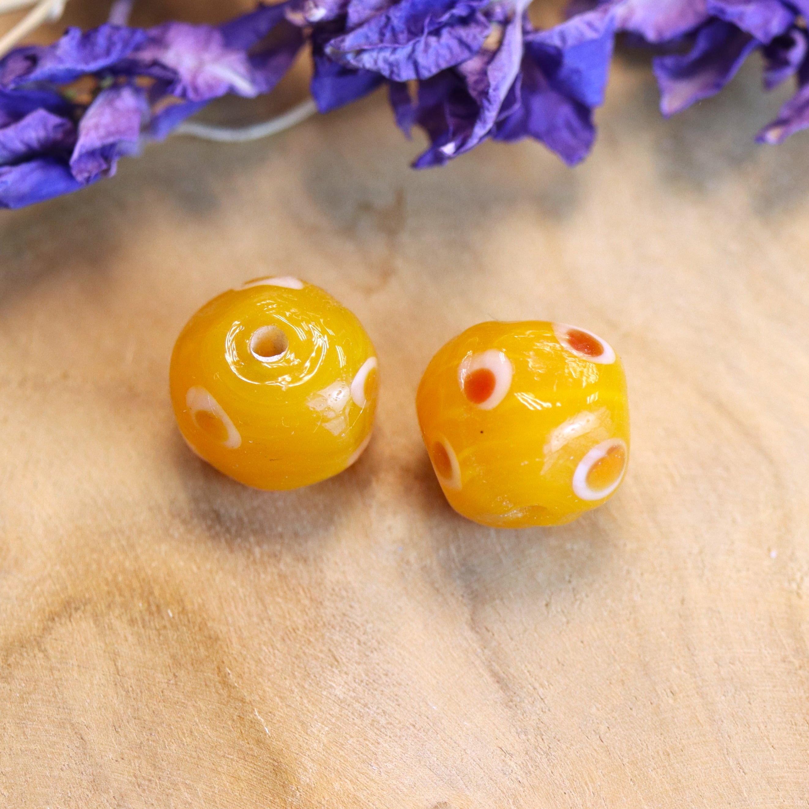 Perle orange - Glasperle rund mit roten Punkten