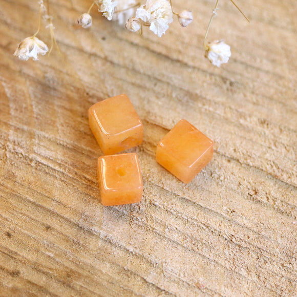 Kraal oranje - glaskraal kubus klein