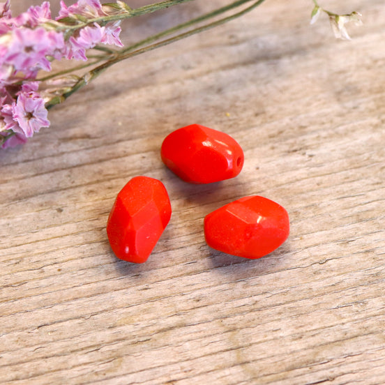 Perle rot - oval mit Facettenschliff