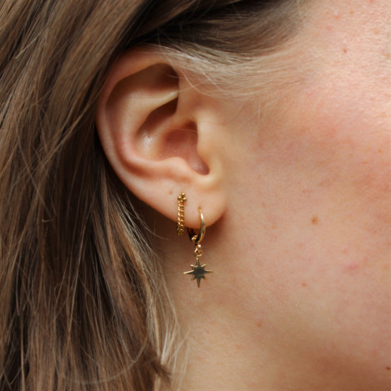 Stainless steel oorsteker met kettinkje goud