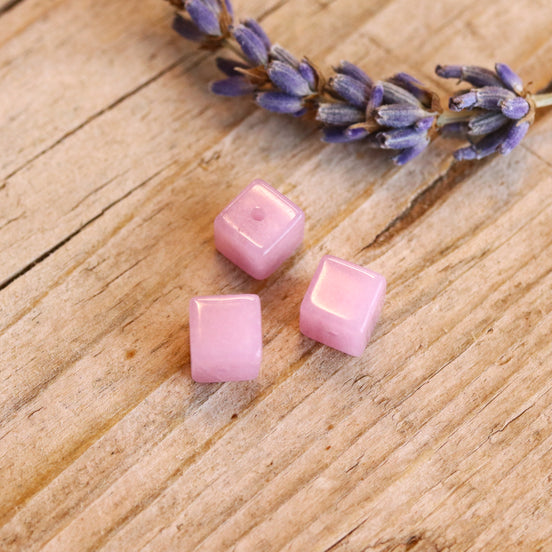 Kraal roze - glaskraal kubus klein