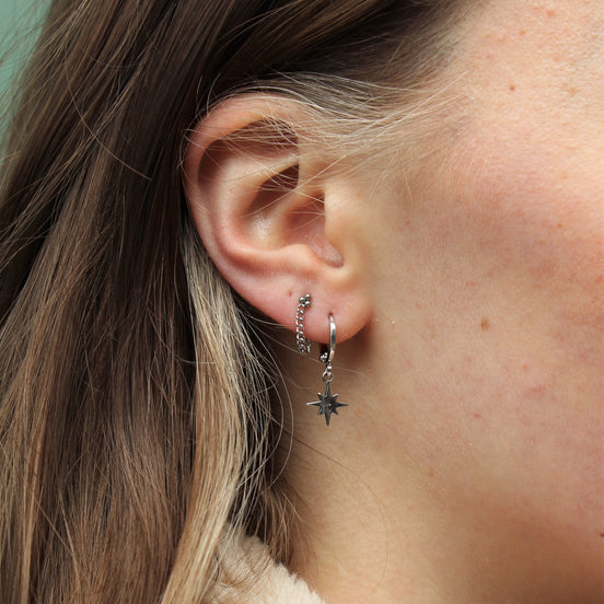 Stainless steel oorsteker met kettinkje zilver