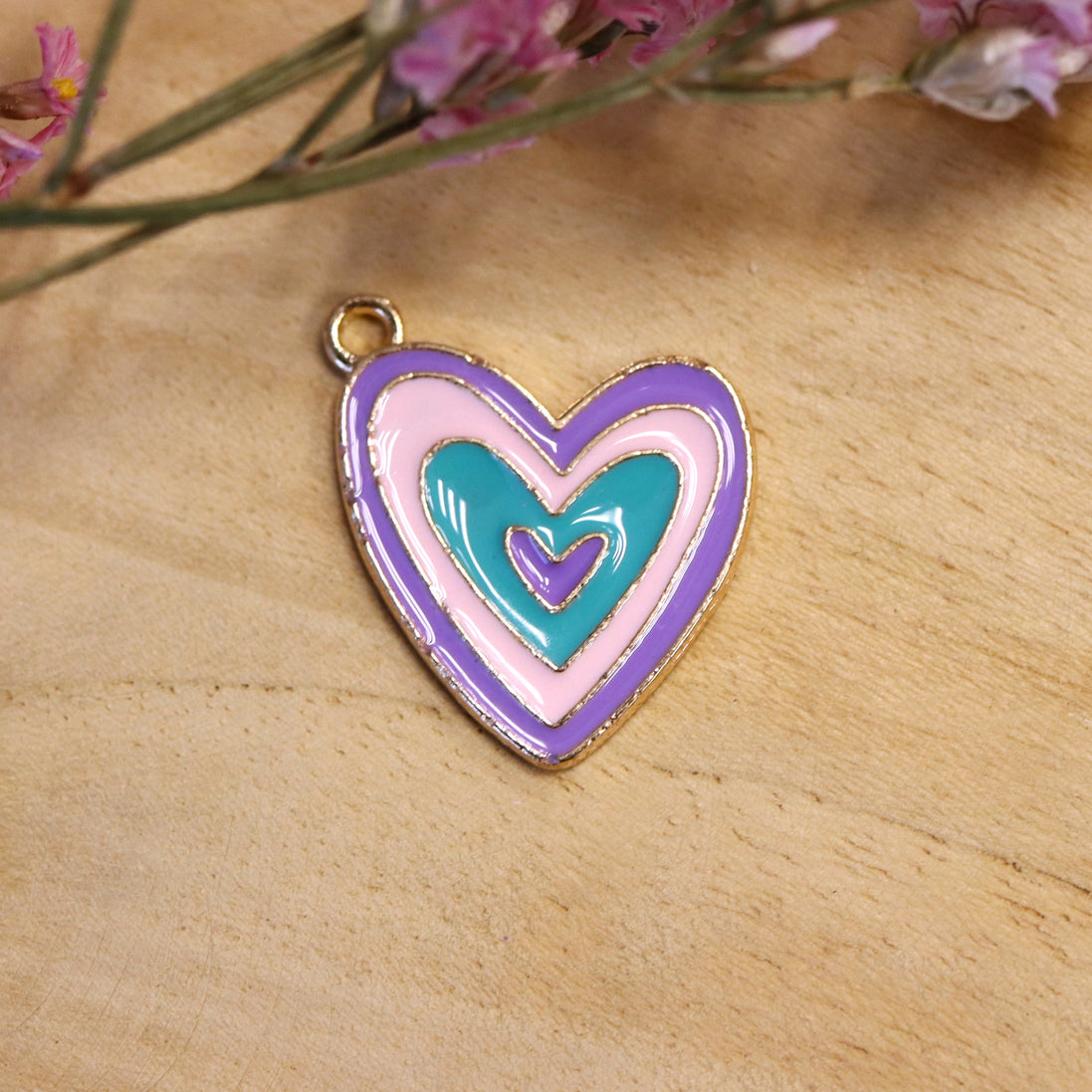 Emaille Charm - Regenbogen Herz Gold