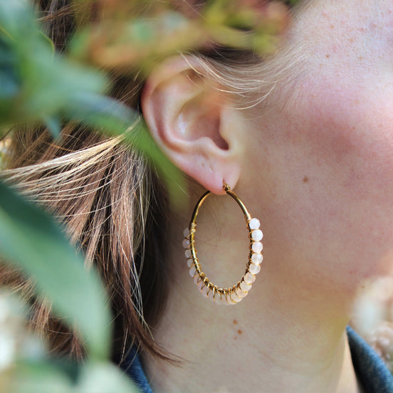 Statement oorringen met rozenkwarts goud