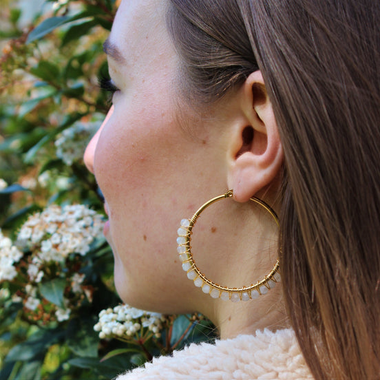 Statement oorringen met maansteen goud