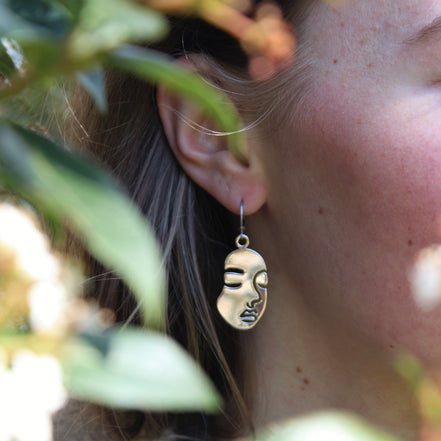 Stainless steel oorbellen met gezicht zilver
