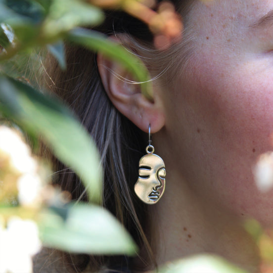 Stainless steel oorbellen met gezicht zilver