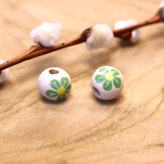 Kraal wit - keramiek rond met groene bloem