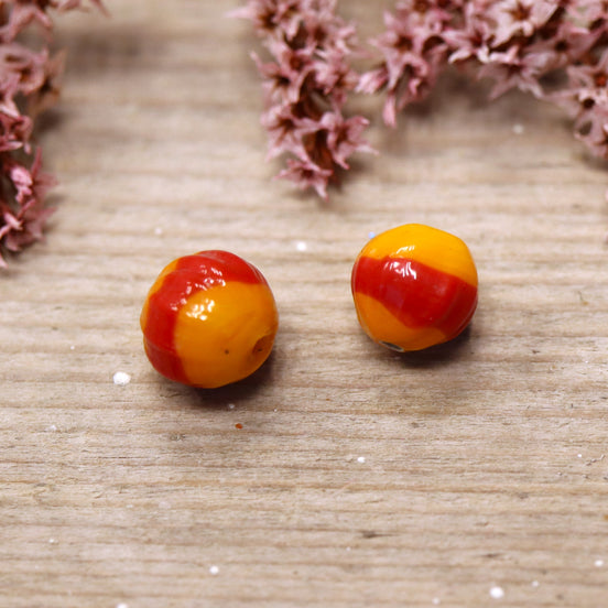 Perle orange - Keramik rund mit Rippenmuster und rotem Streifen