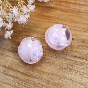 Kraal roze - glaskraal met roze swirl in de binnenkant
