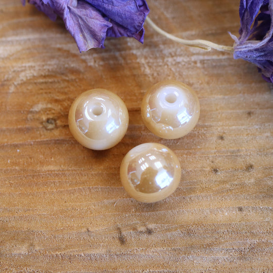 Kraal beige - ronde kraal met parelmoer coating