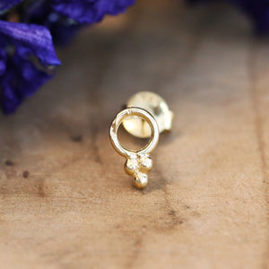 Gold plated oorsteker met rondje en drie bolletjes