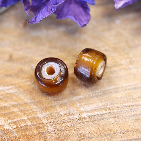 Kraal bruin - glaskraal korte tube met witte binnenkant