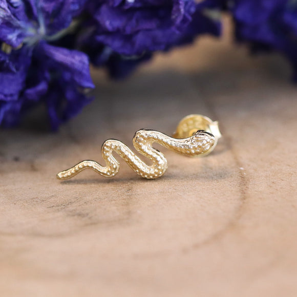 Gold plated oorsteker met slang