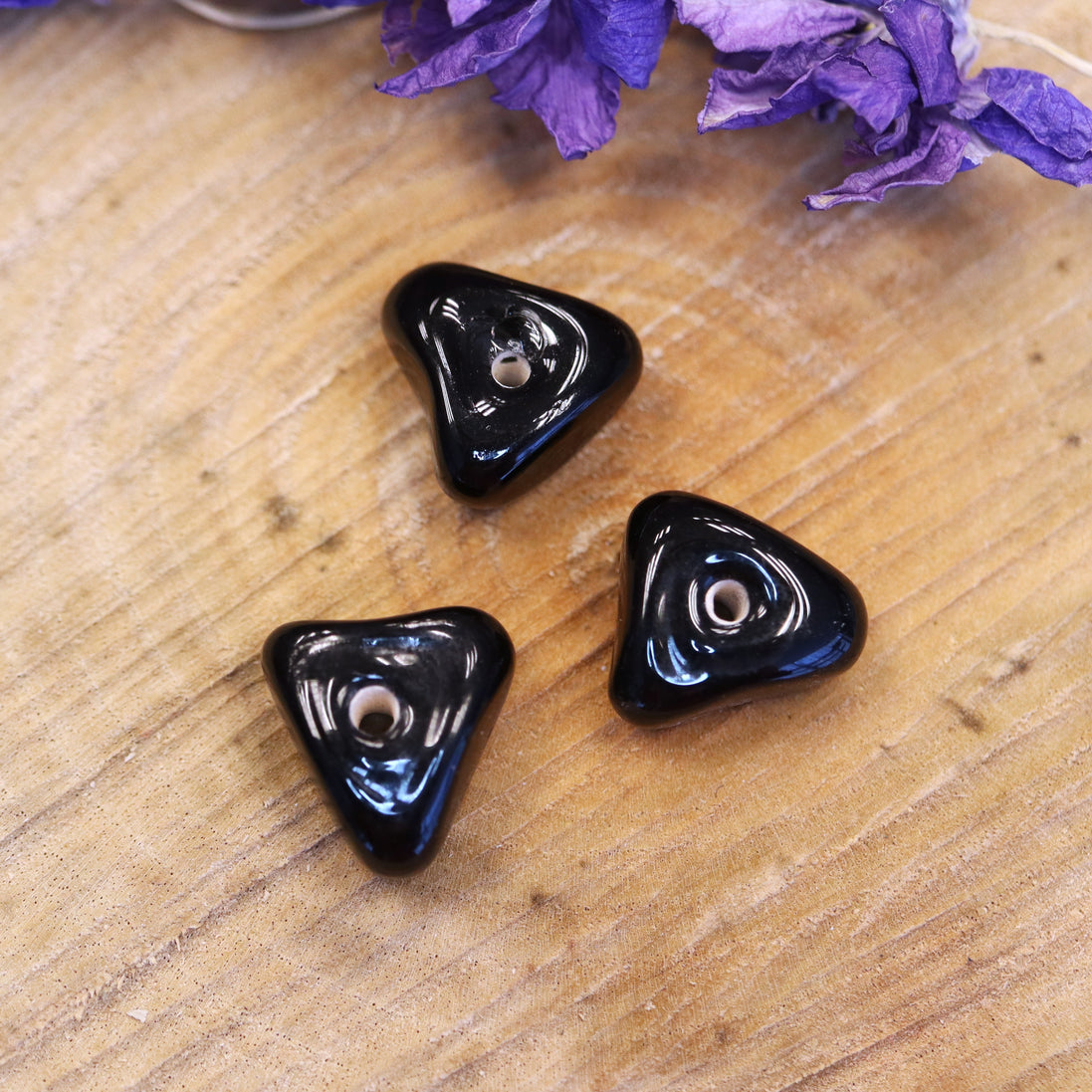 Bead black - glass bead triangle