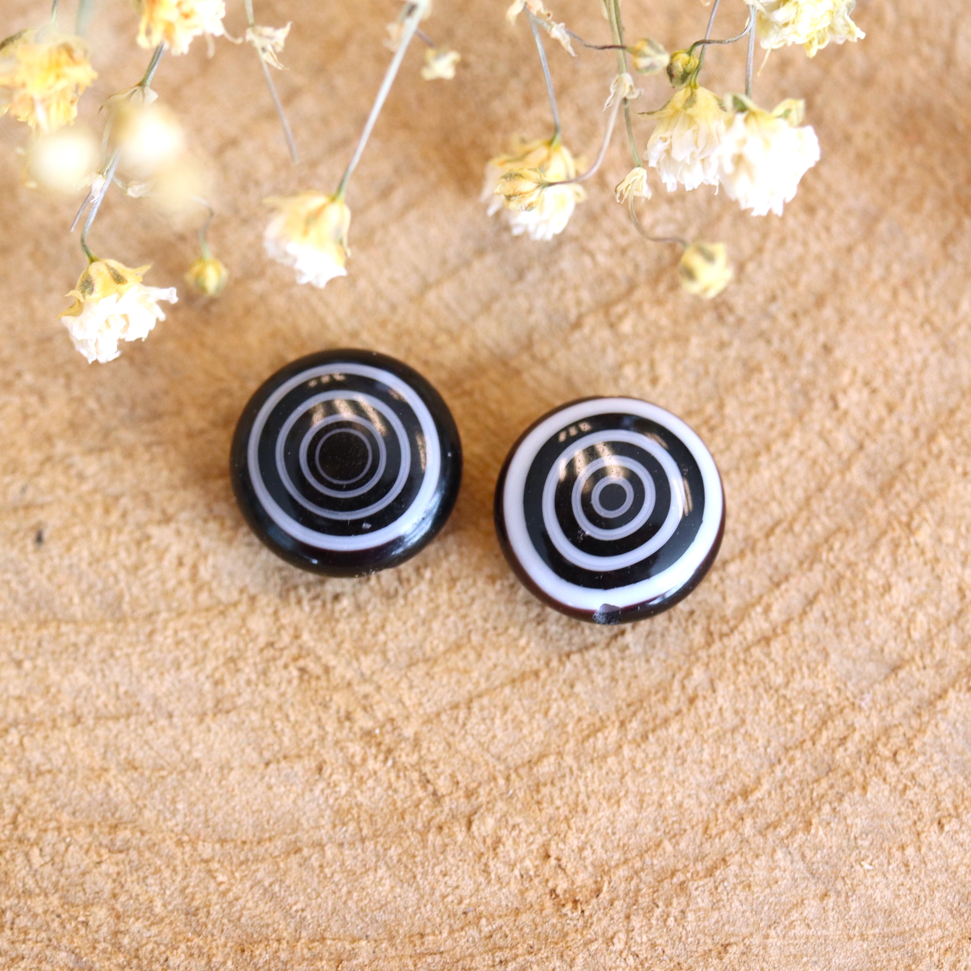 Bead black - glass bead flat round with circles small