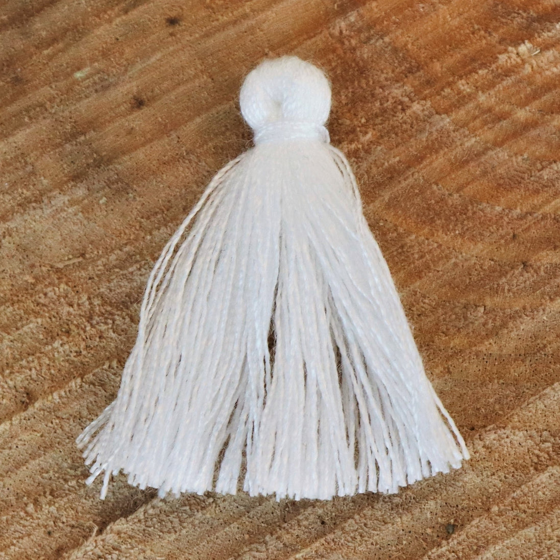 Satin tassel 30 mm white