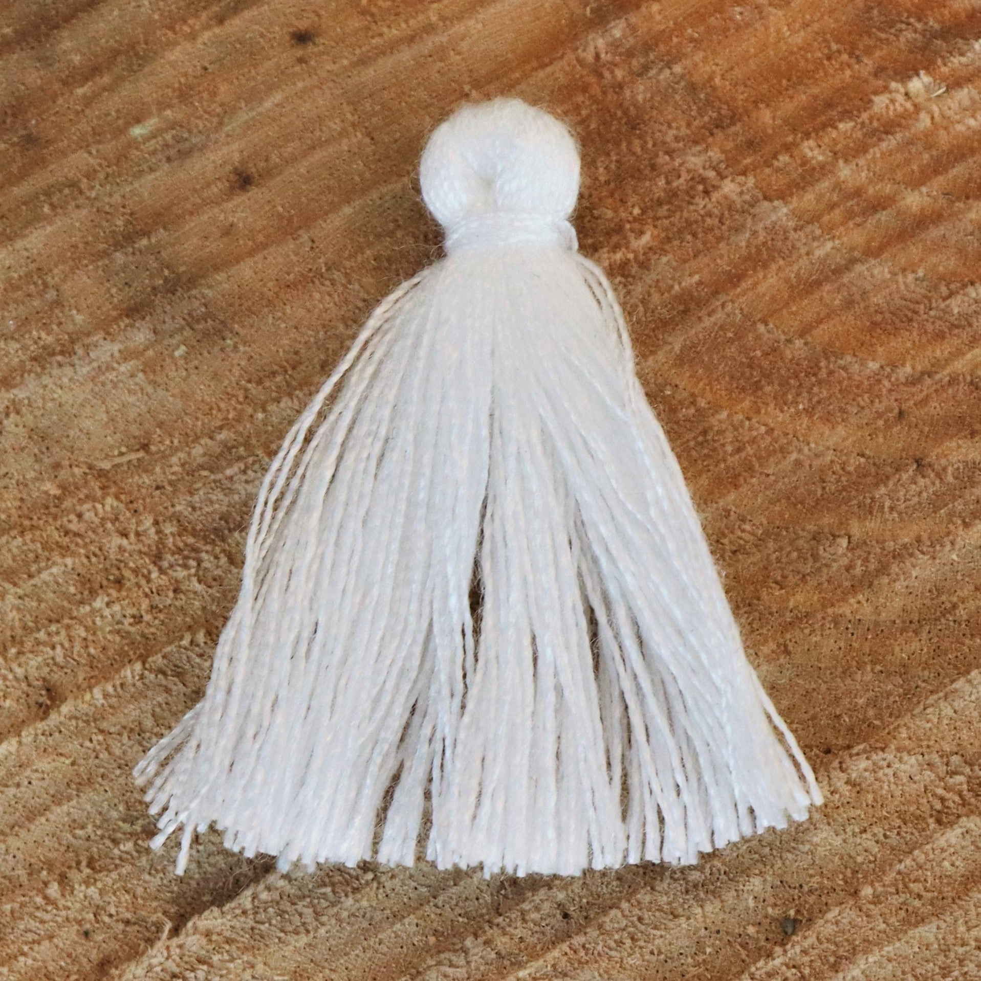 Satin tassel 30 mm white