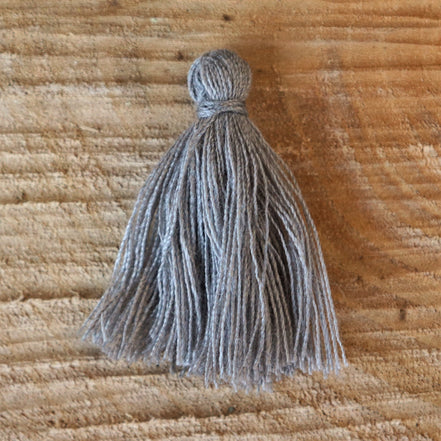 Satin tassel 30 mm grey