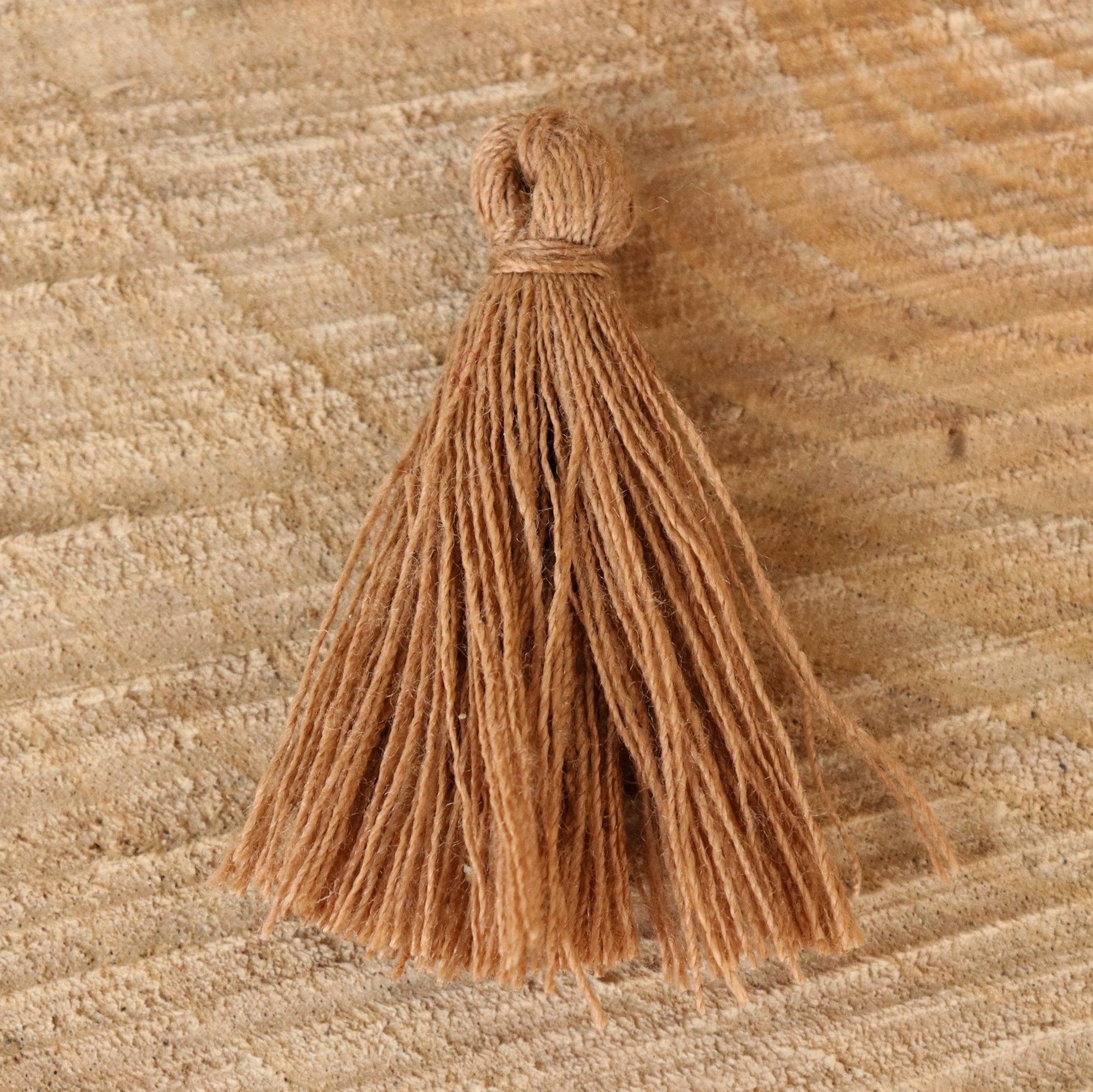 Satin tassel 30 mm light caramel