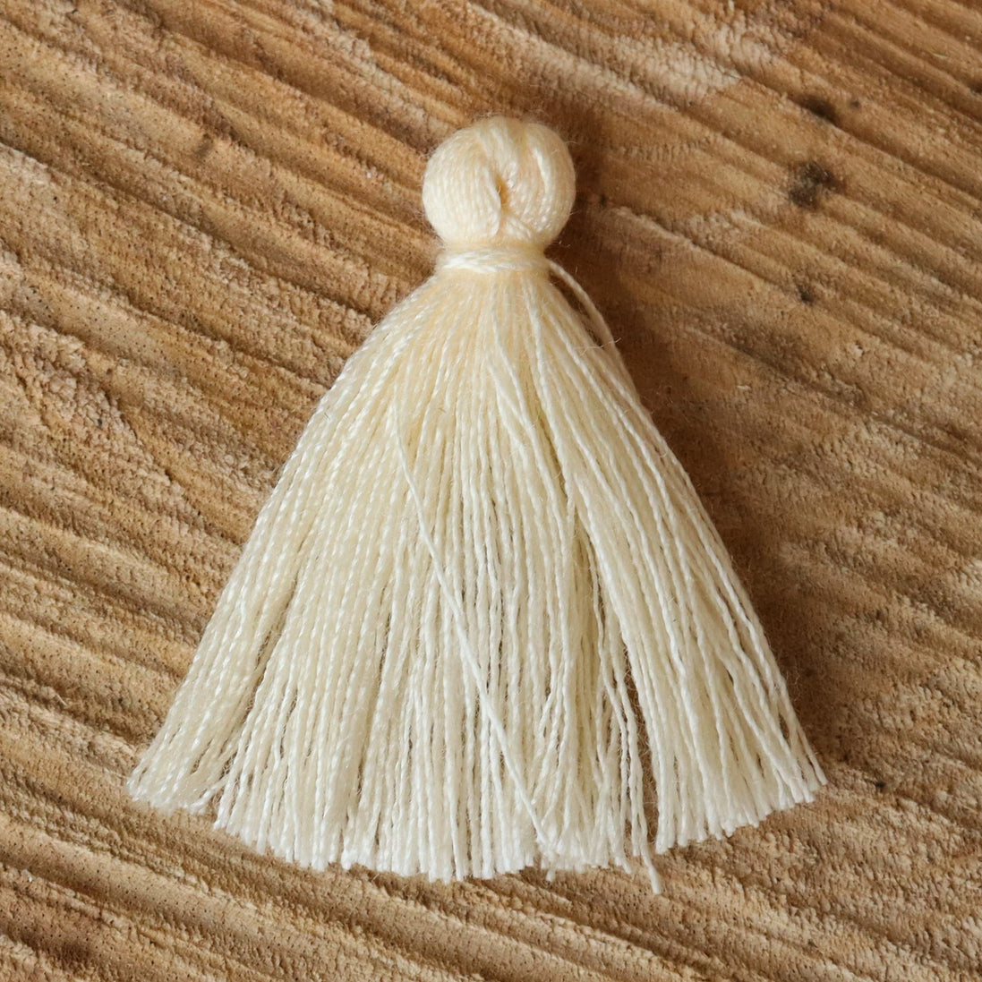 Satin tassel 30 mm light cream