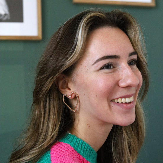 Statement oorbellen goud - open hart met hamerslag