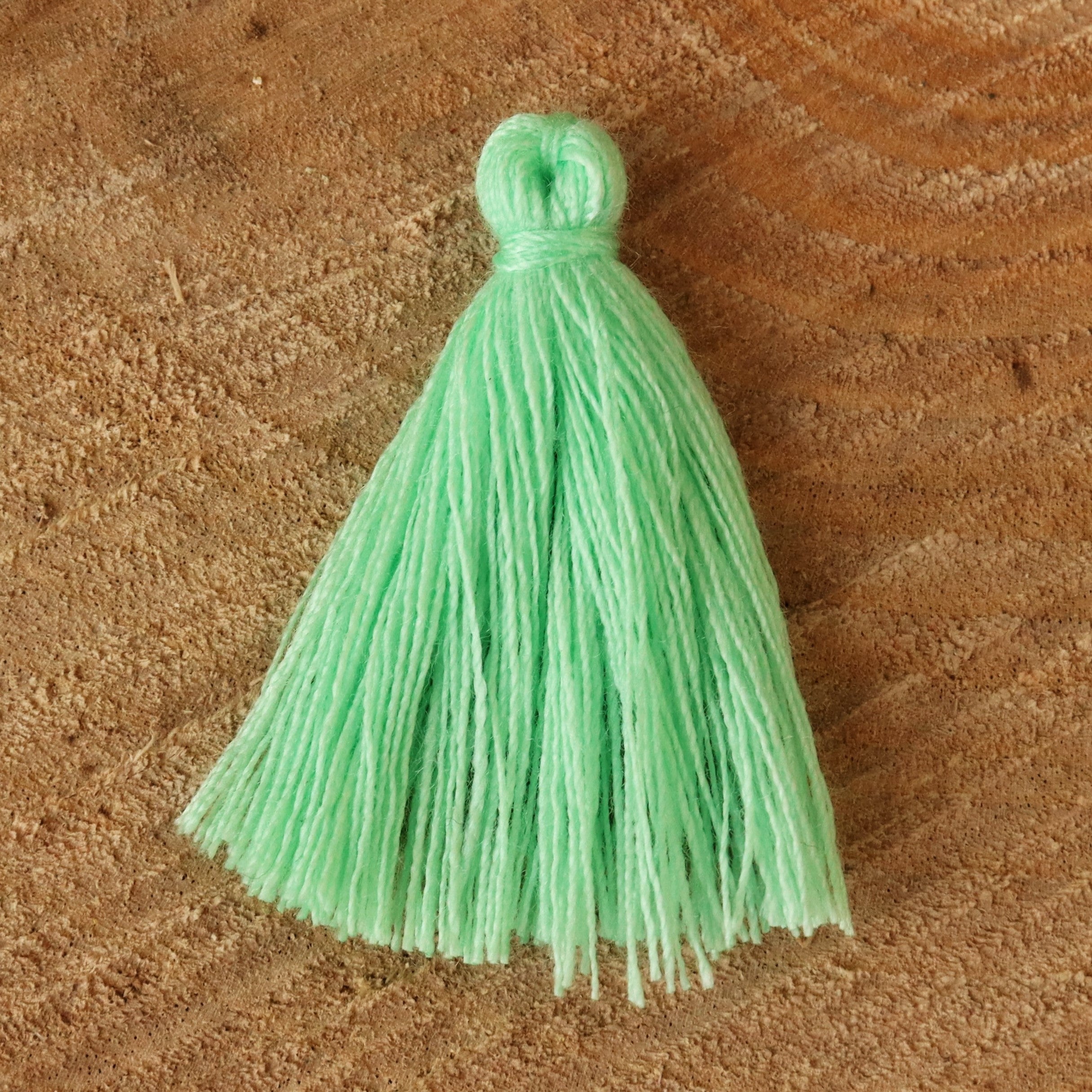 Satin tassel 30 mm light green