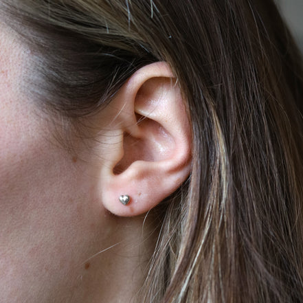 925 sterling zilveren oorsteker met bol hartje