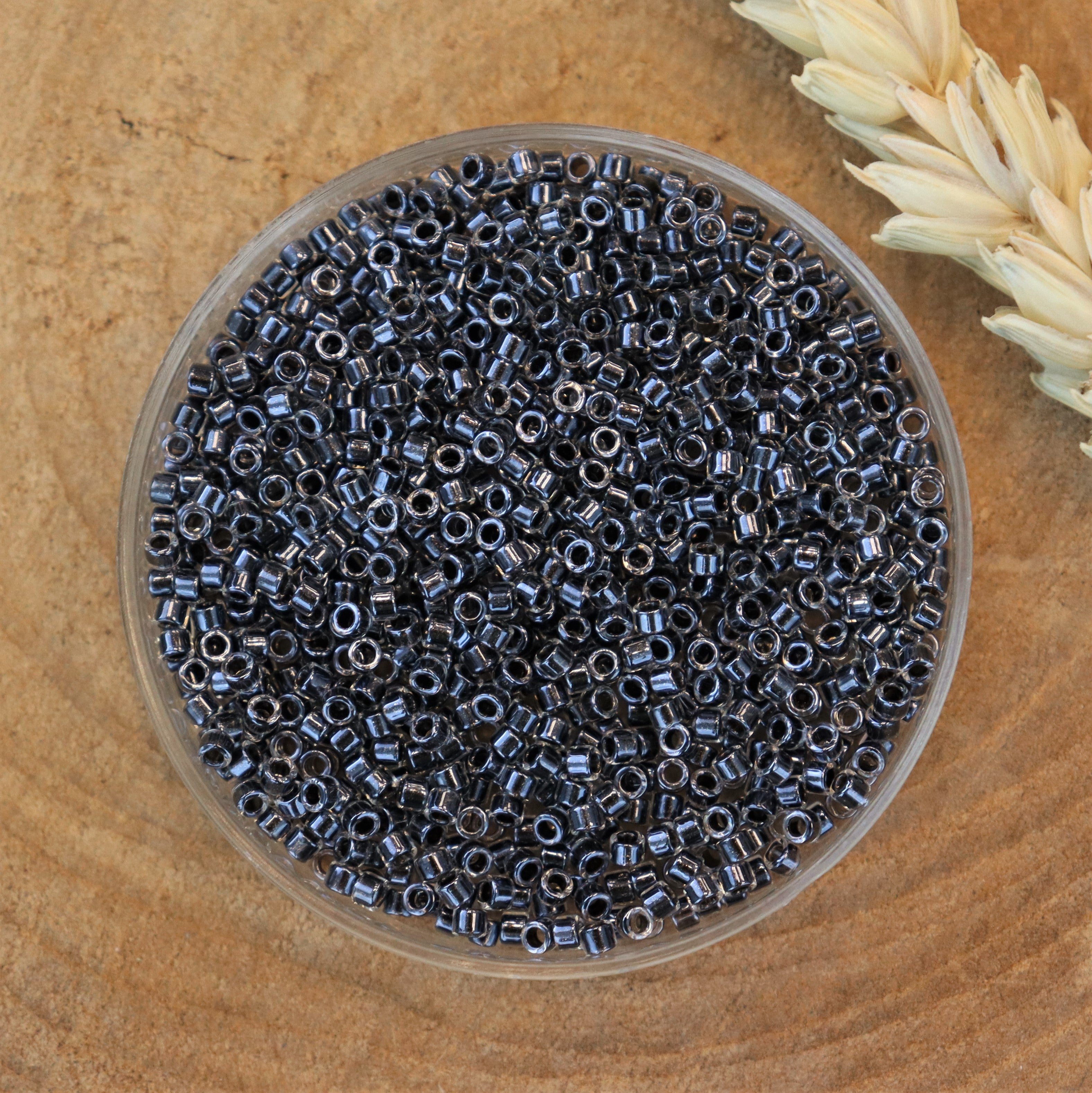DB-925 Sparkling charcoal lined crystal 5 grams