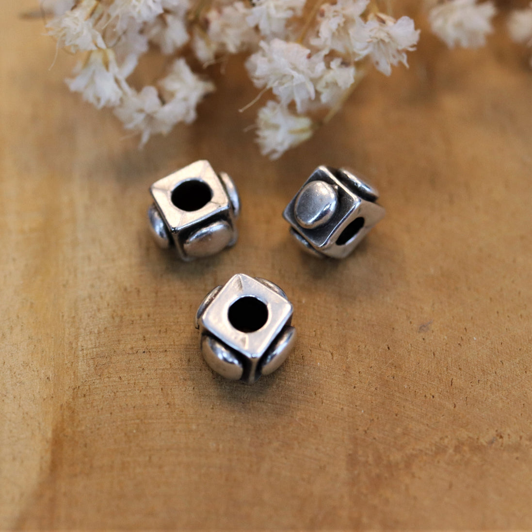 Perle DQ Silber Würfel mit Punkten