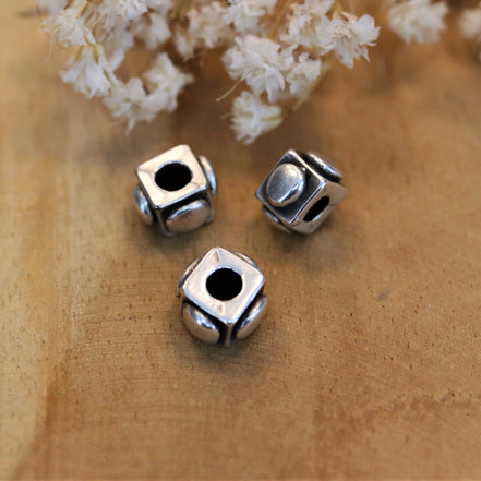 Perle DQ Silber Würfel mit Punkten