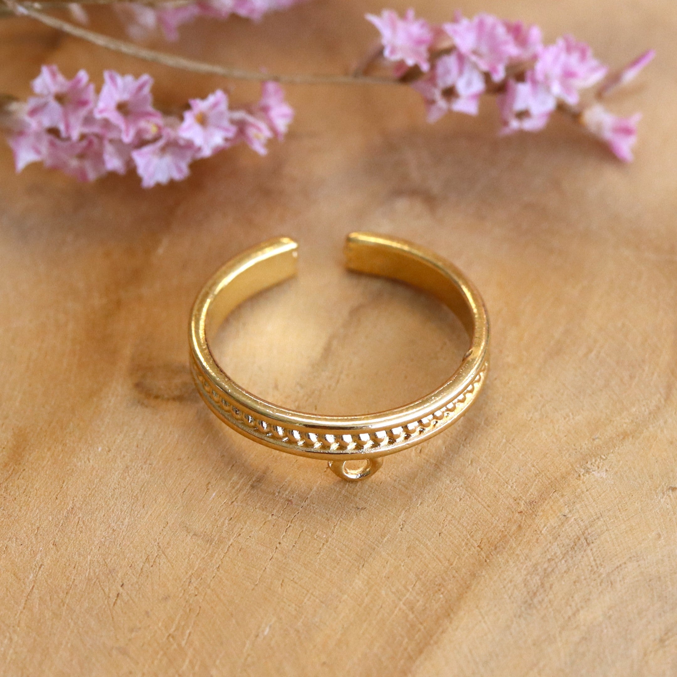 Ring with eyelet and imprint DQ GOLD