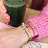 Geknoopte armband met bloemen - fuchsia
