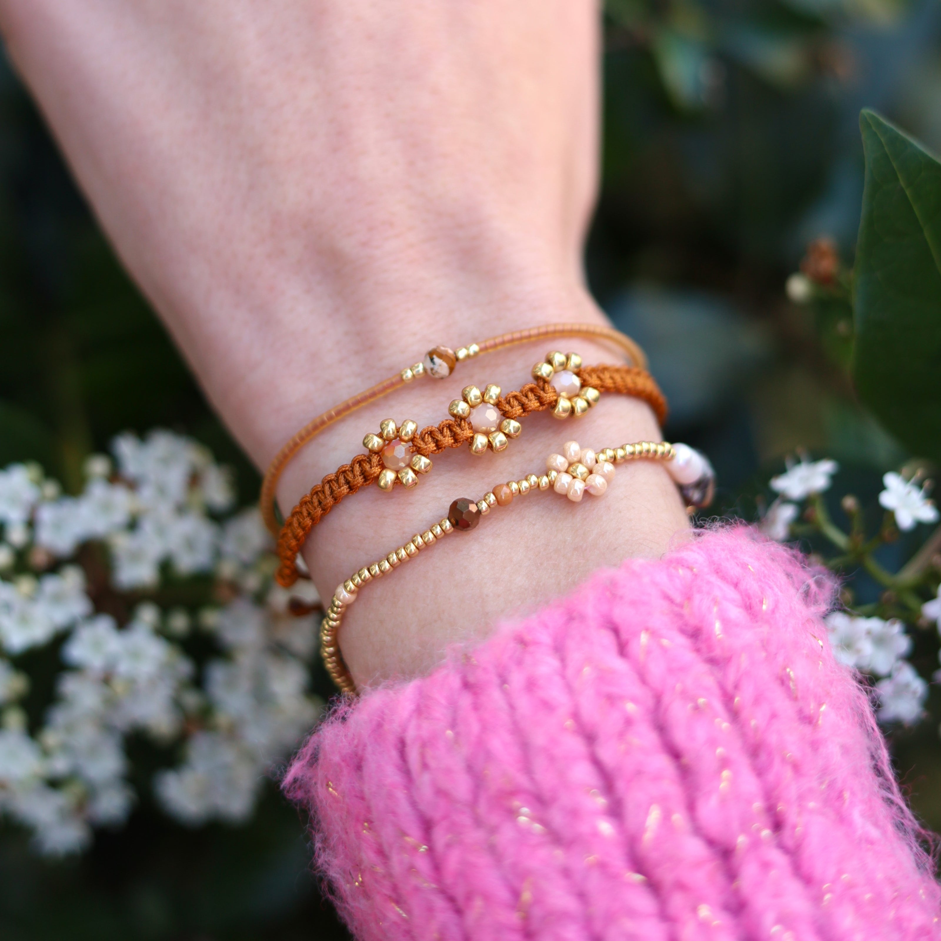 Knotted bracelet with flowers - brown