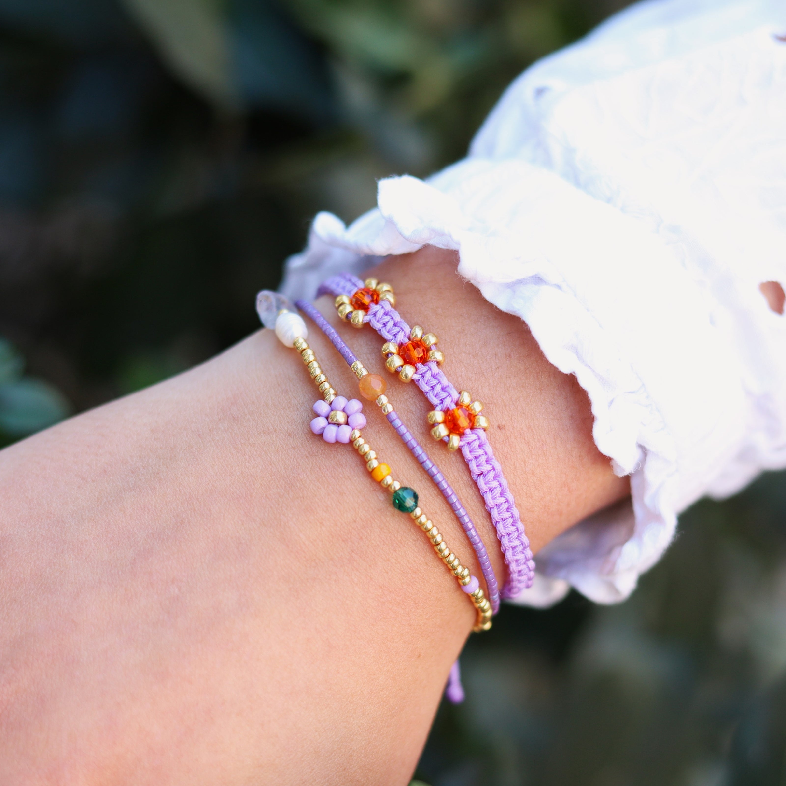 Knotted bracelet with flowers - purple