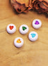 Acryl witte hartjes met kleur - 10 stuks