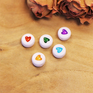 Acryl witte hartjes met kleur - 10 stuks