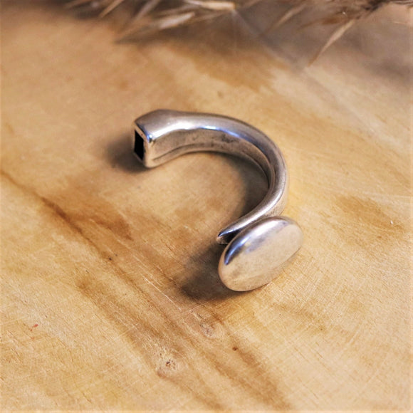 Halve ring met massief bolletje DQ zilver