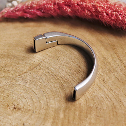 Half magnet bracelet with DQ silver clasp
