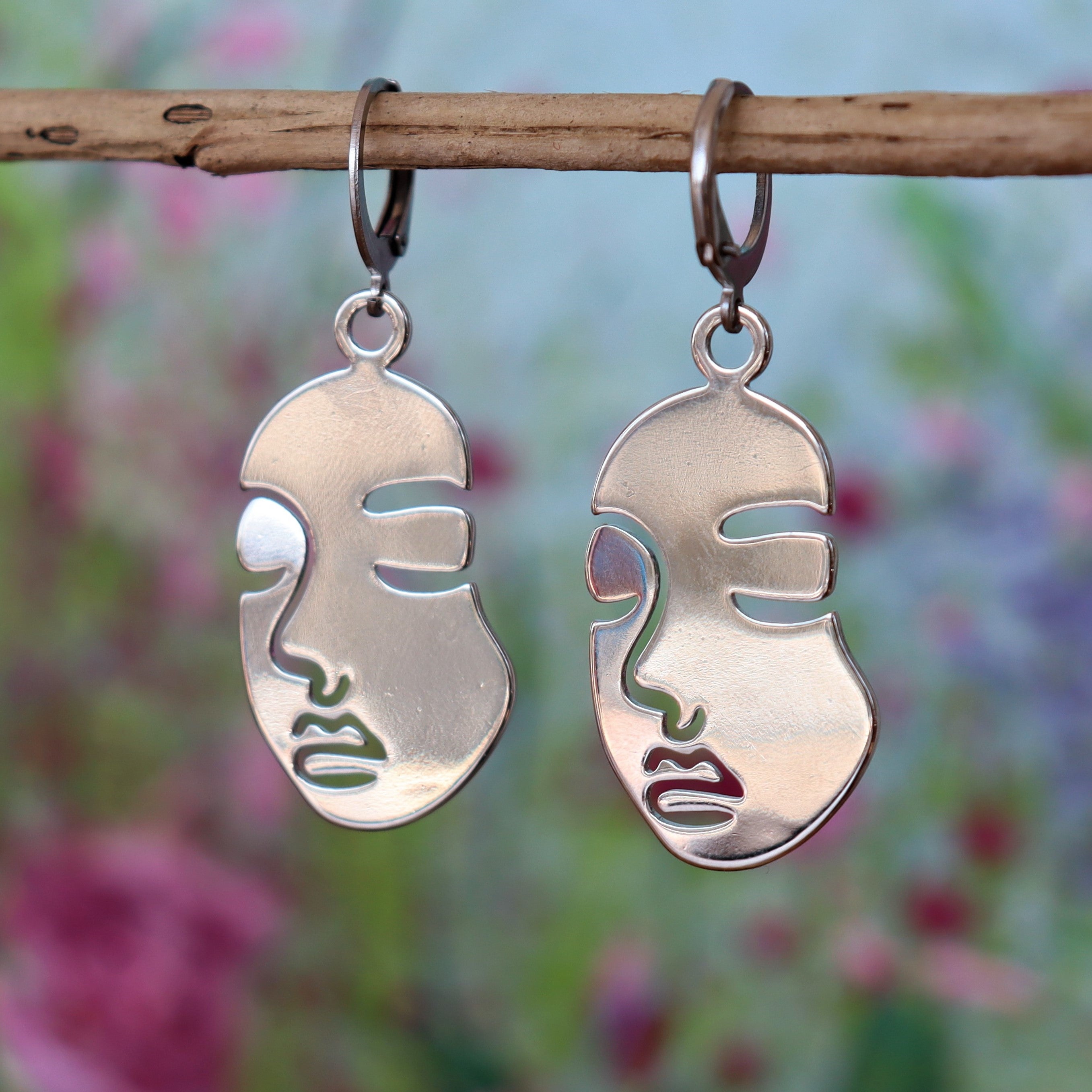 Stainless steel oorbellen met gezicht zilver