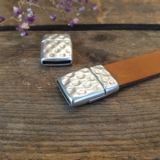 Flaches Leder 15mm Magnetverschluss gehämmert DQ silber