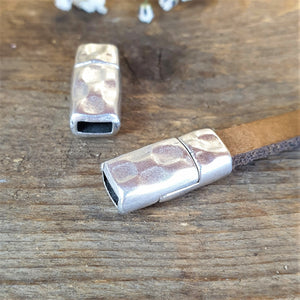 Plat leer 5mm magneetsluiting hamerslag DQ zilver