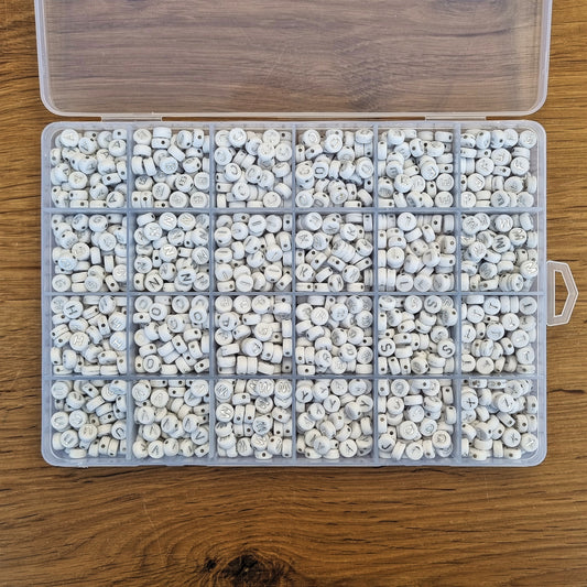 Buchstabenperlen Box weiß mit silber