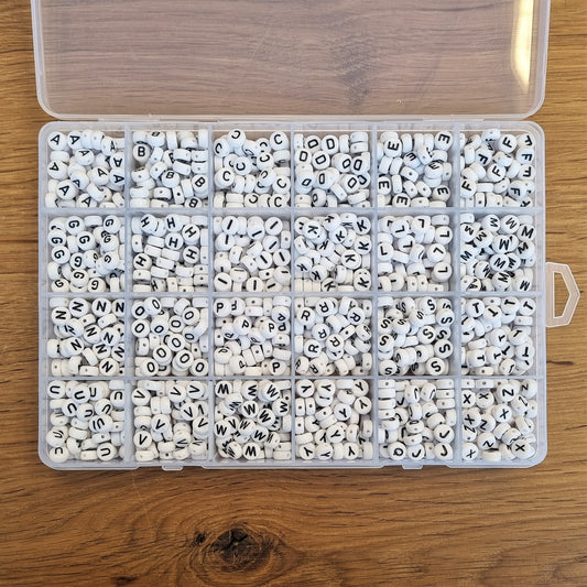 Buchstabenperlen Box weiß mit schwarz