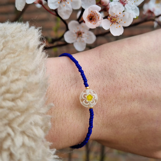 Kraal wit - millefiori met geel bloemetje