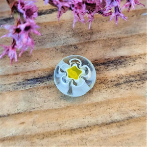 Kraal wit - millefiori met geel bloemetje