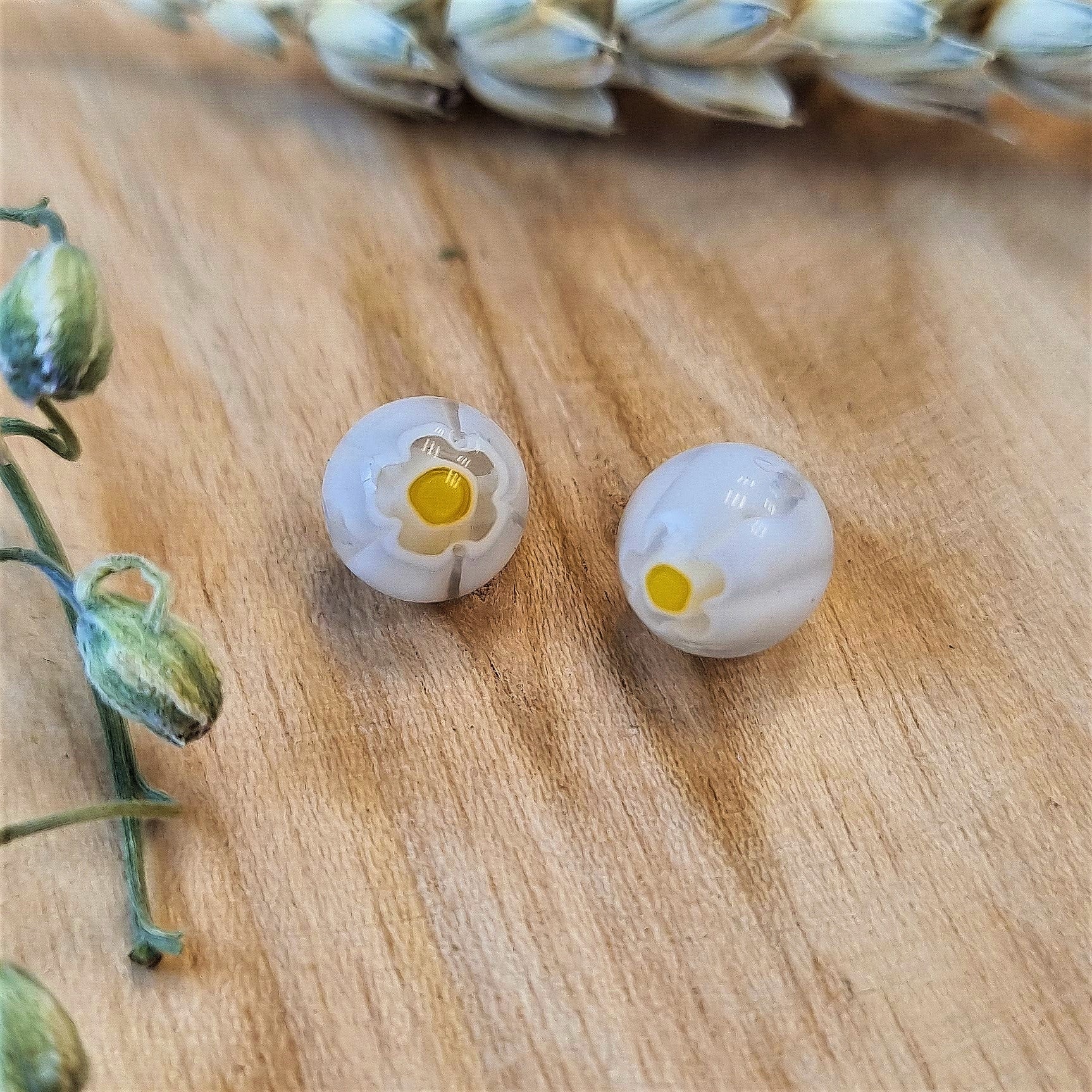 Kraal wit - millefiori rond met geel bloemetje