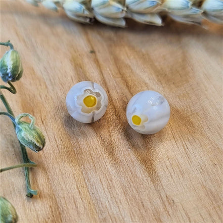 Kraal wit - millefiori rond met geel bloemetje