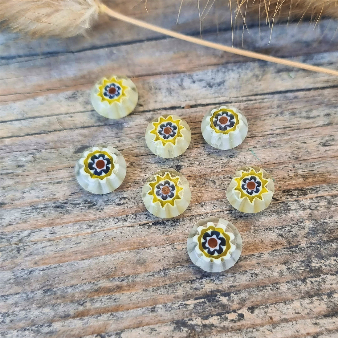 Kraal wit - millefiori blauw met rood bloemetje